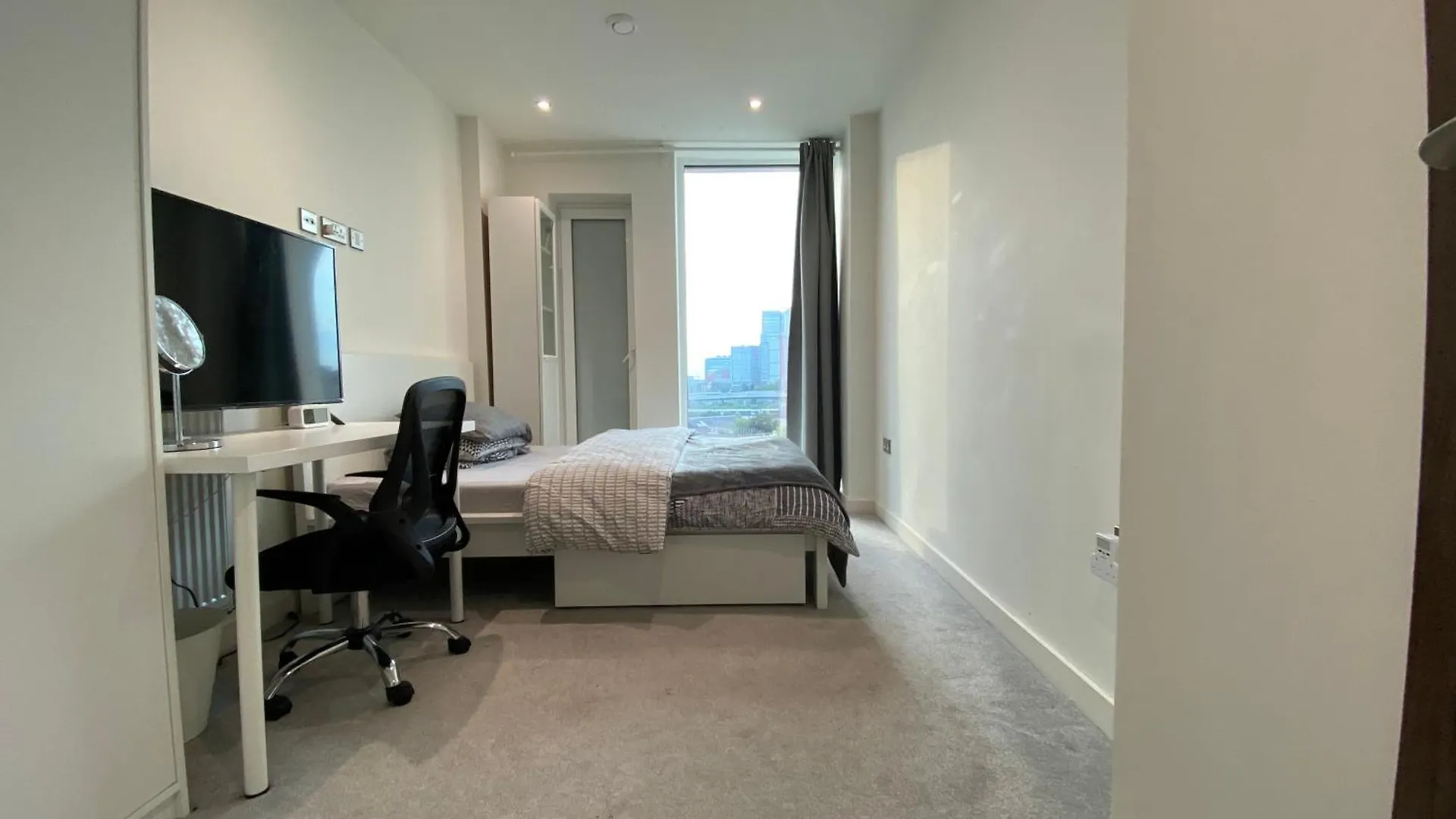 Private Suite In Luxury Shared Apartment London